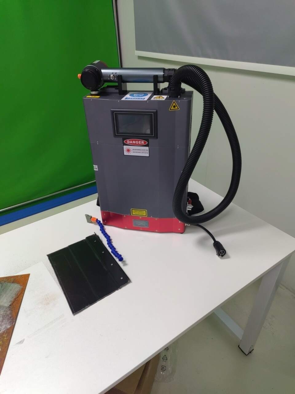 ເຕັກໂນໂລຊີສູງ handheld mini pulse fiber laser ເຄື່ອງເຮັດຄວາມສະອາດ 100w ສໍາລັບການກໍາຈັດຄວາມເຈັບປວດໂລຫະ